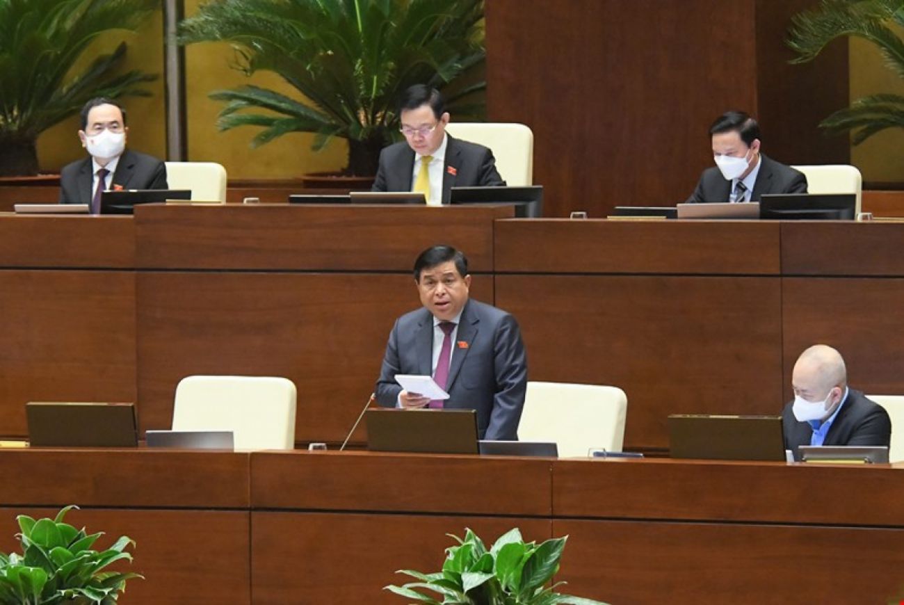 Bộ trưởng Bộ KHĐT Nguyễn Chí Dũng trình bày dự thảo Nghị quyết của Quốc hội về thí điểm một số cơ chế, chính sách đặc thù phát triển thành phố Cần Thơ.