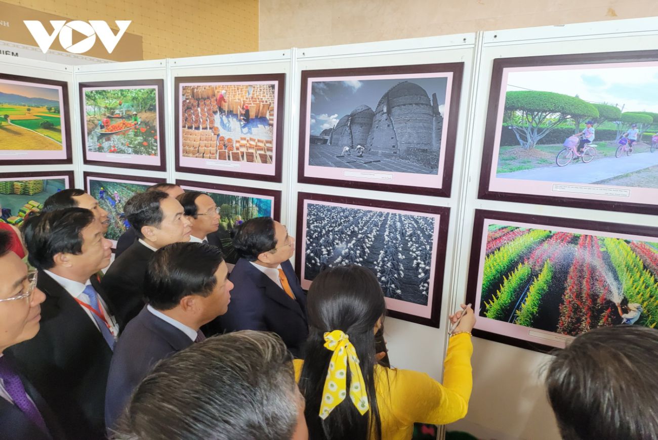 Thủ tướng cùng lãnh đạo các bộ ngành tham dự triển lãm ảnh “Đồng bằng sông Cửu Long - Khát vọng phát triển”