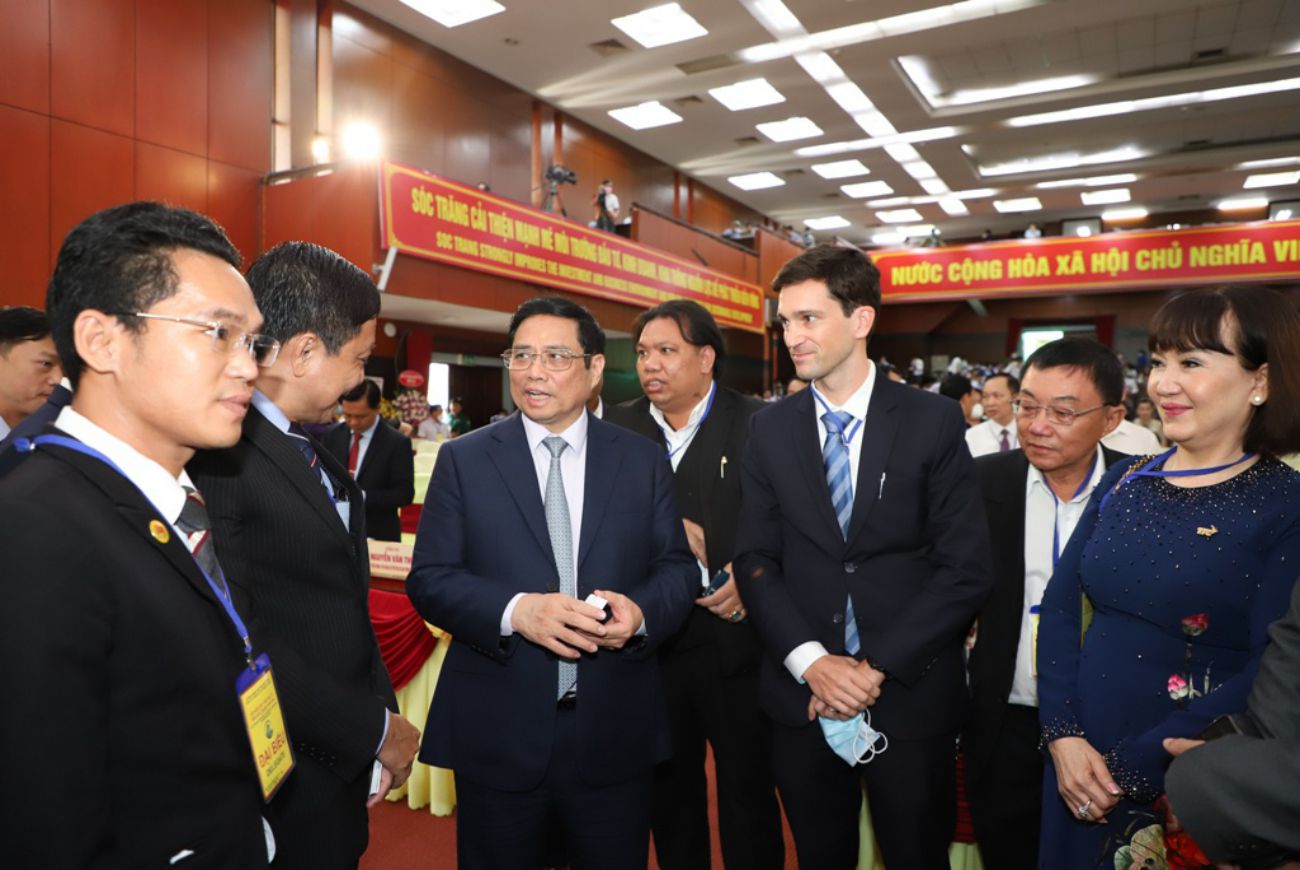 Thủ tướng Chính phủ Phạm Minh Chính (thứ 3 bên trái) trao đổi với các nhà đầu tư tại Hội nghị xúc tiến đầu tư tỉnh Sóc Trăng